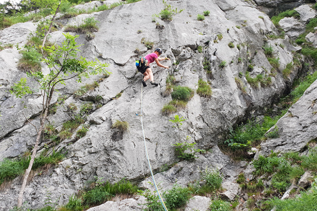 Berghasen Outdoorbloggerinnen beim Klettern in Merino Sportbekleidung von SCROC