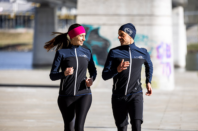 Laufen macht glücklich und ist gesund. Finde die richtige Kleidung für dein Training. SCROC