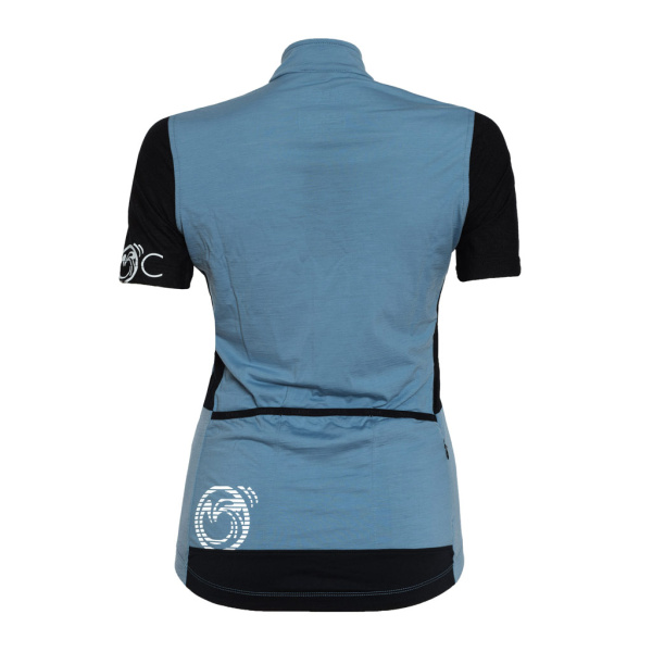 Das sMerino 160 Bike Trikot Pura w stahlblau ist enganliegend geschnitten und hat ein reflektierendes Logo auf der Rückseite.
