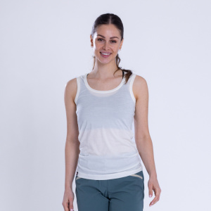 Unser Model Kristina trägt das Merino Shirt 155 Rica w natur in der Größe S.