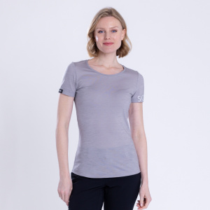 Model Victoria trägt das Merino Shirt 160 Etera w in hellgrau in Größe S.