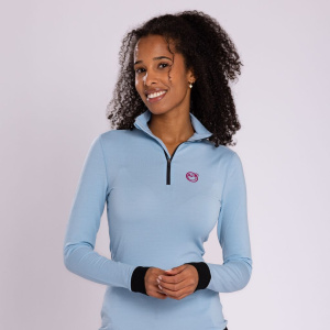 Model Patrizia trägt das Merino 190 Shirt Movi langarm w in himmelblau für Damen in Größe XS Model Patrizia trägt das Merino 190 Shirt Movi langarm w in himmelblau für Damen in Größe XS