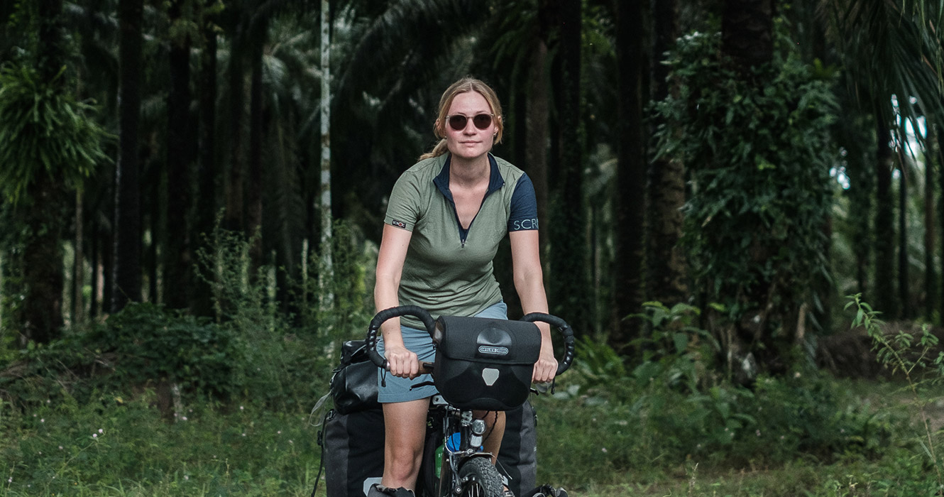 Verena von STRAYAHEAD im Merino Shirt von SCROC.