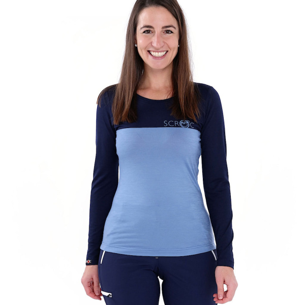 Julia trägt das sMerino 155 Shirt Teo langarm w eisblau in der Größe S.