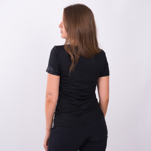 Tessa trägt das sMerino 160 Shirt Flui w in der Größe S.