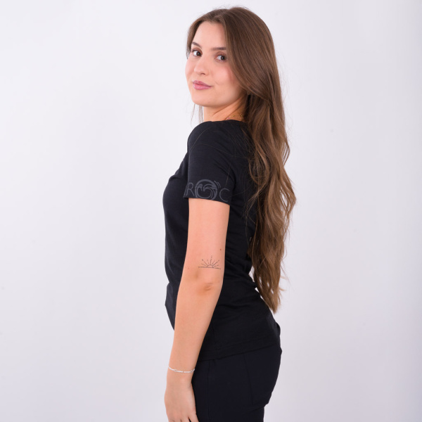 sMerino 160 Shirt Flui w schwarz mit Ton in Ton Logo von SCROC.