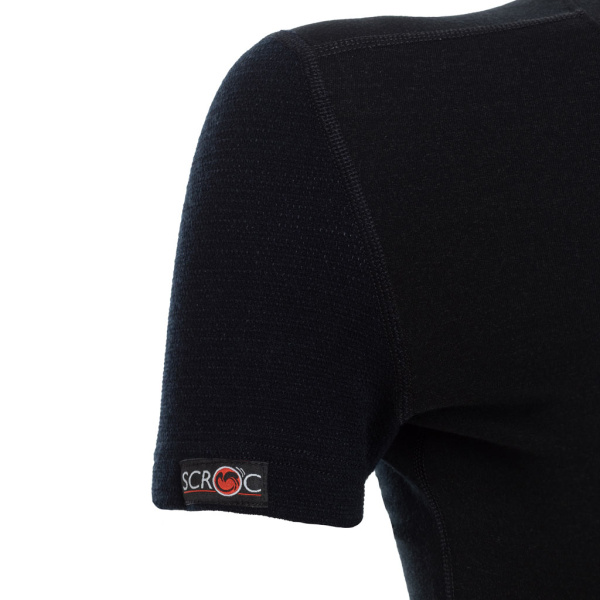Die Ärmel des sMerino 190 Shirt Junto w schwarz für Damen sind aus feinstem Mesh: Kein unliebsames Hochkrempeln der Ärmel.