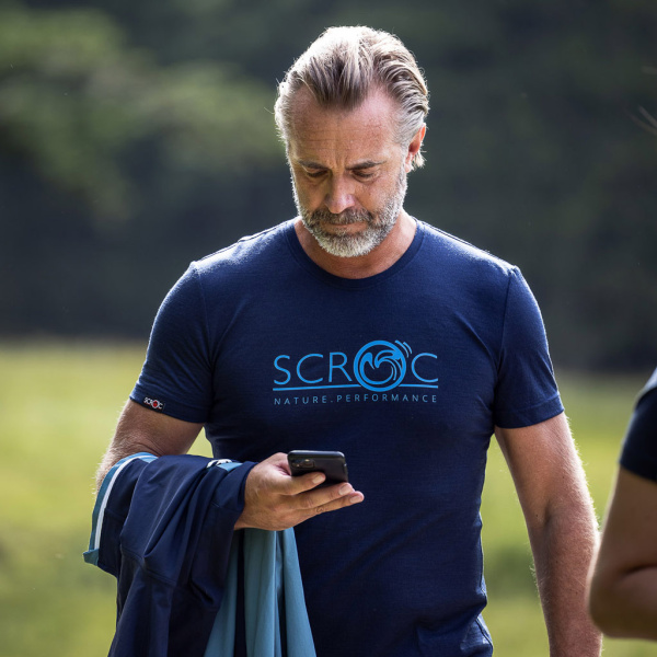 Unser Model trägt das sMerino 155 Shirt Brako dunkelblau in Größe L.