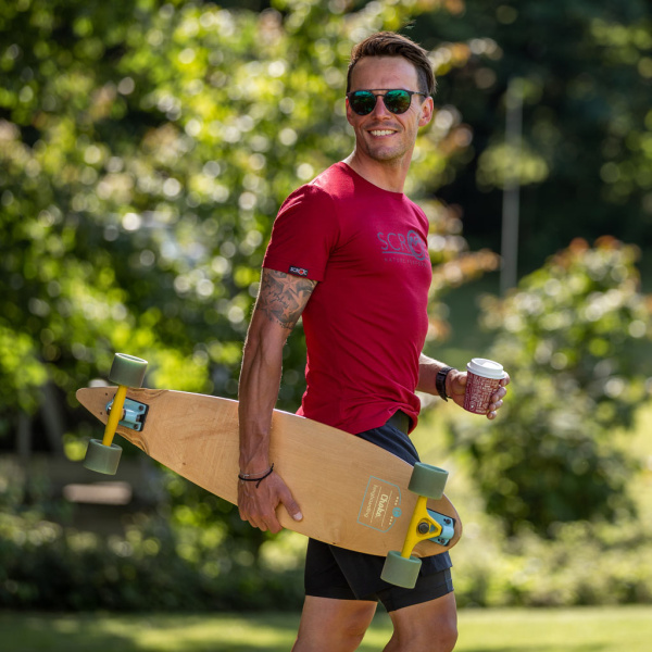 Unser Model trägt das sMerino 155 Shirt Brako dunkelrot in Größe S.