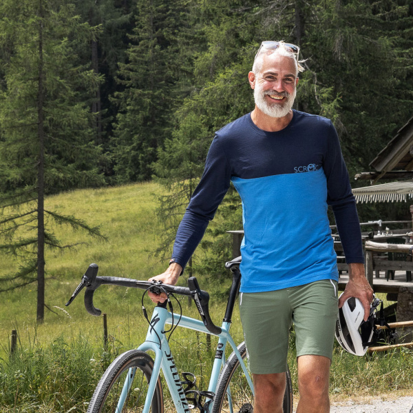 Unser Model trägt das sMerino 155 Shirt Teo langarm blau in Größe M.