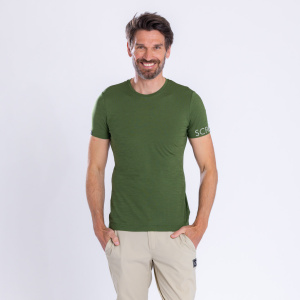 Unser Model trägt das sMerino 160 Shirt Etera moosgrün in Größe M.