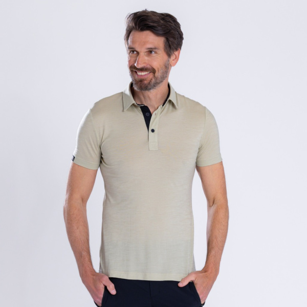 Unser Model Michi trägt das sMerino 160 Polo Solida sand in der Größe M.