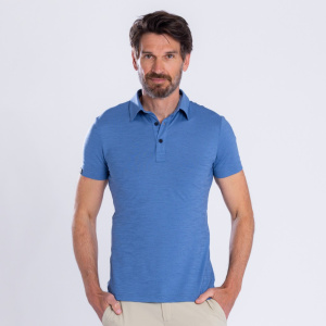 Unser Model Michi trägt das sMerino 160 Polo Solida stahlblau in der Größe M.