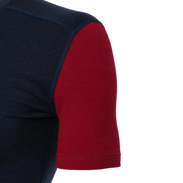 Das sMerino 190 Shirt Junto dunkelblau für Herren hat einen dunkelroten Ärmel als Hingucker.