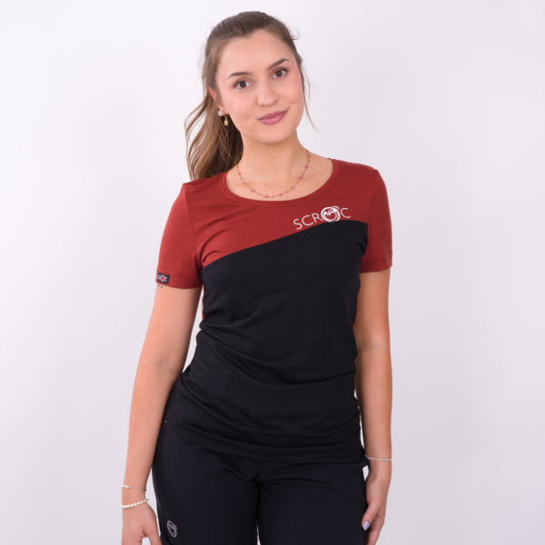 Tessa trägt das sMerino 160 Shirt Dukolora w Damen in der Größe S.
