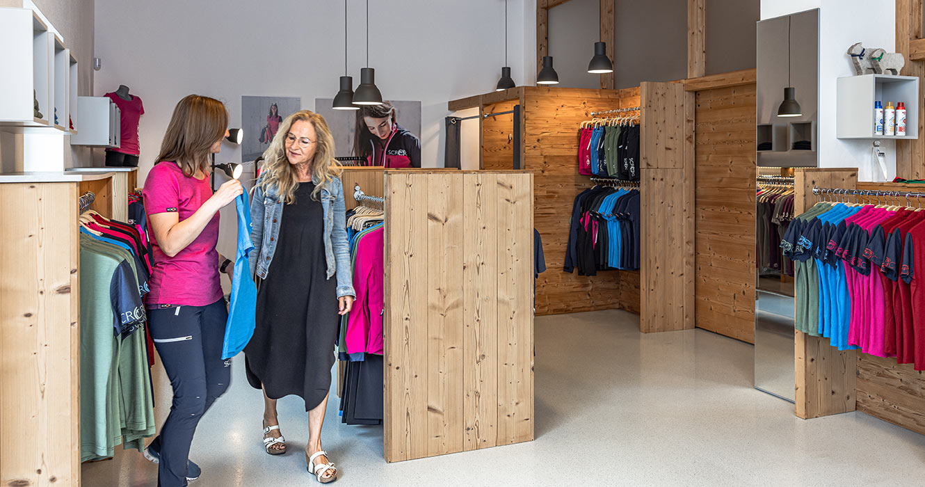 Beratung im SCROC Shop in Wolfern - das passende Merino Shirt finden