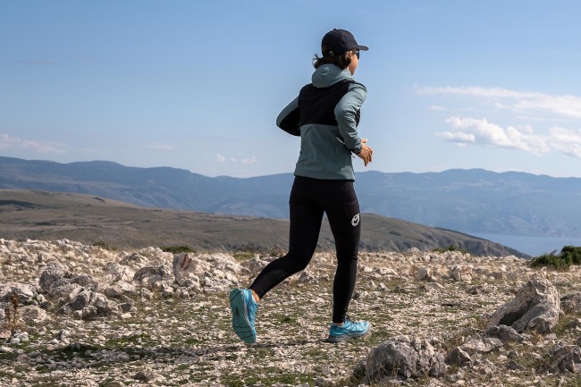 Statte dich für die warme Jahreszeit aus mit unserem Layering Guide für den Frühling - SCROC