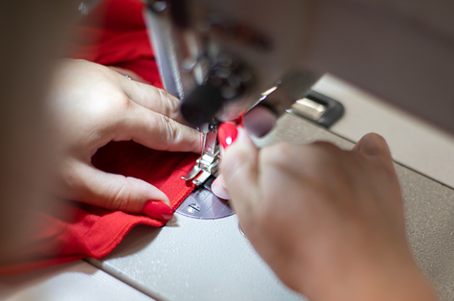 Ein transparenter Einblick in unsere Endfertigung. Die Merino Shirts werden händisch zusammen genäht. SCROC