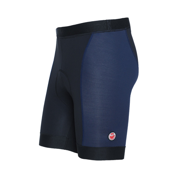 Die Merino Bike Shorts sitzt enganliegend am Körper und eignet sich perfekt als Radunterhose unter der sCooltec Merino Shorts Ilo.