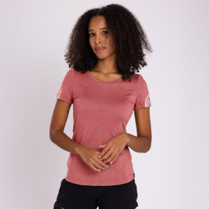 Patricia trägt das sCool Merino Shirt Alta w in altrosa für Damen in Größe XS.