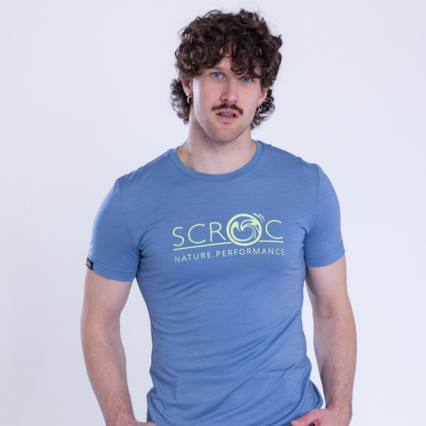 Model Tobi trägt das sCool Merino Shirt Eseo m Herren in Größe M.