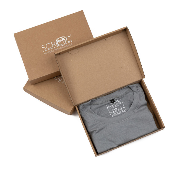 Wir achten auf die Umwelt: Die Verpackung der sCool Merino Shirts Friska für Herren besteht aus Karton, keine Plastikverpackungen.