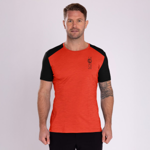 Florian trägt das sCool Merino Shirt Haro m in blutorange für Herren in Größe L. Florian trägt das sCool Merino Shirt Haro m in blutorange für Herren in Größe L.