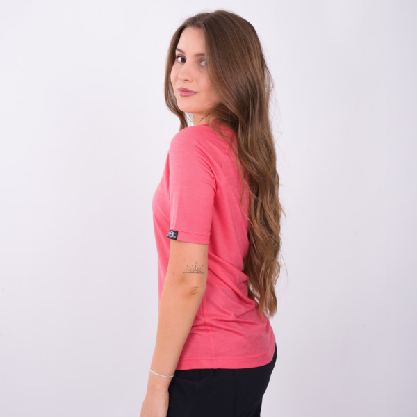 sCool Merino Shirt Koni w in rosa mit längeren Ärmeln.