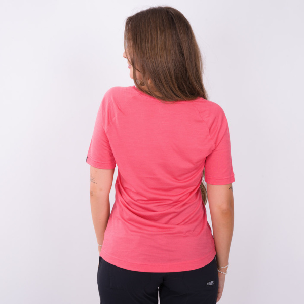 Unser Model trägt das sCool Merino Shirt Koni w in der Größe S.