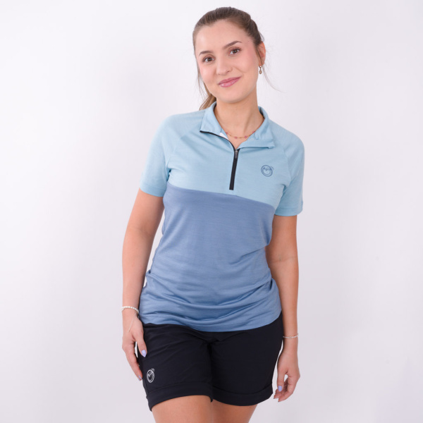 Tessa trägt das sCool Merino Shirt Lerta w in der Größe S.
