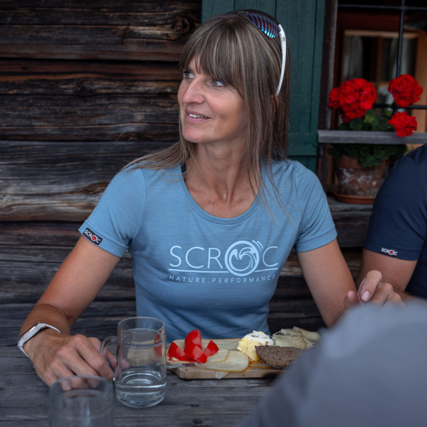 Unser Model trägt das sCool Merino Shirt Peco w eisblau in Größe S.