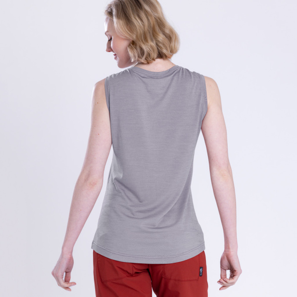 Rückansicht des sCool Merino Shirt Vera w. Das Model trägt die Größe S.