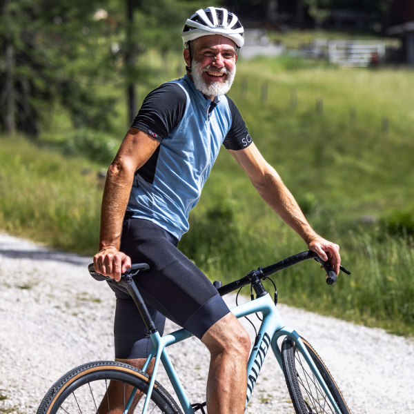 Unser Model trägt die sCooltec Merino Bib Shorts Daura in Größe M.