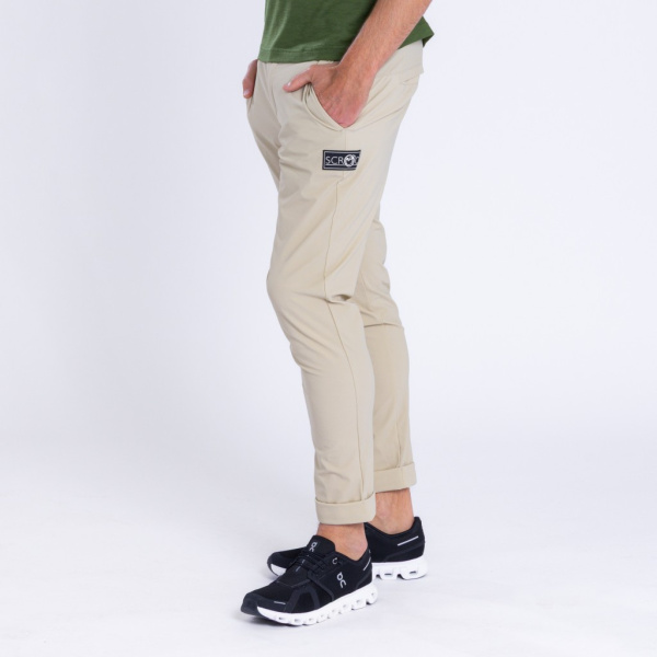 Model Michi trägt die sCooltec Merino Hose Ano m für Herren in Größe M.