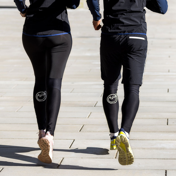 Rückansicht sCooltec Laufhose Indi: das reflektierende Logo am Hinterbein sorgt für eine verbesserte Sichtbarkeit an trüben Tagen oder im Dunkeln.