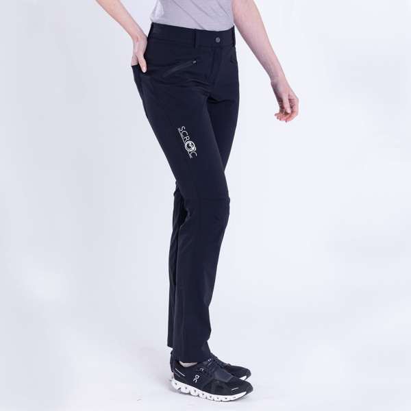 Unser Model trägt die sCooltec Merino Hose Kleo w schwarz in der Größe S.