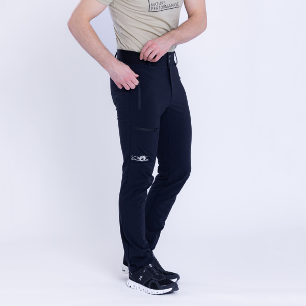 Model Tobi trägt die sCooltec Merino Hose Ligo m schwarz Herren in Größe M.