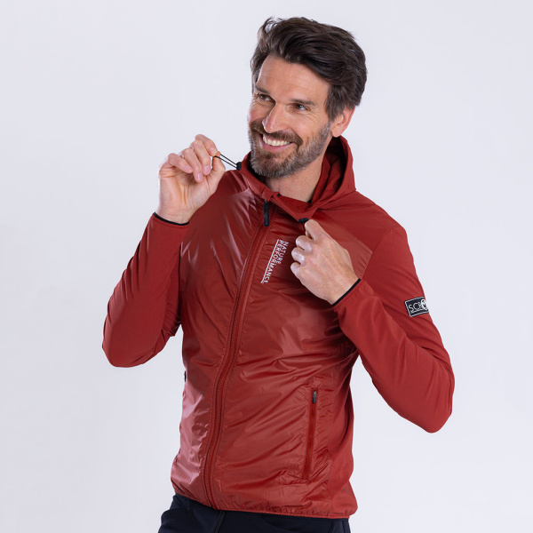 Unser Model trägt die Hybrid Jacke in der Größe M.