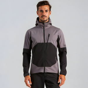 Kilian trägt die sCooltec Merino Jacke Baza m dunkelgrau für Herren in Größe M.