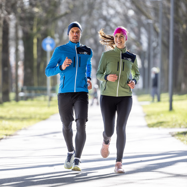 Unser Model trägt die sCooltec Merino Jacke Milo olivgrün in der Größe S.