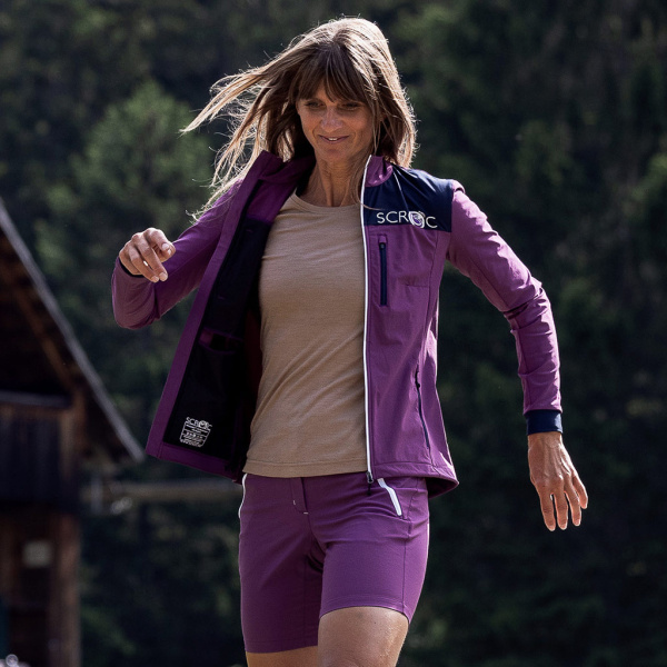 Barbara trägt die sCooltec Merino Jacke Milo w violett in der Größe S.