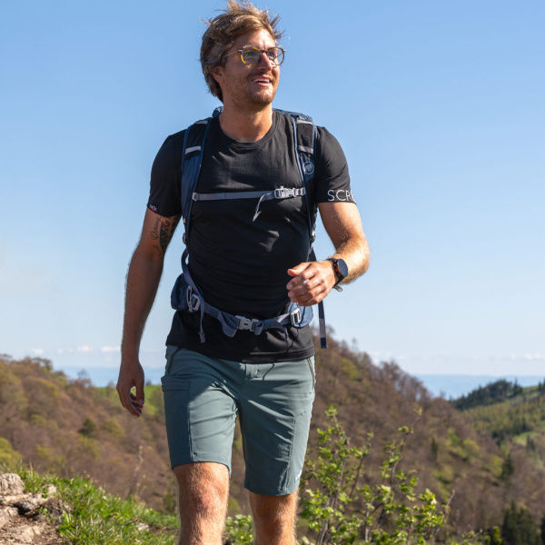 Unser Model Marco trägt die sCooltec Merino Shorts Ido dunkler salbei in der Größe M.