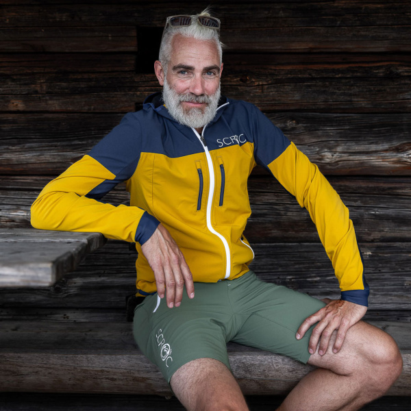 Unser Model trägt die sCooltec Merino Shorts Marto olivgrün in Größe S.