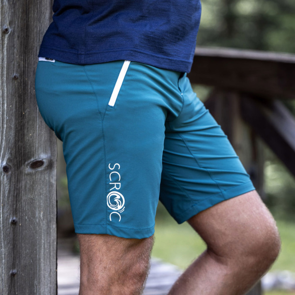 Unser Model trägt die sCooltec Merino Shorts Marto petrol in Größe M.