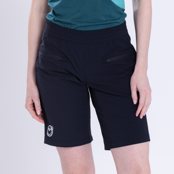 Model Victoria trägt die sCooltec Merino Shorts Mila w für Damen von SCROC in Größe S.
