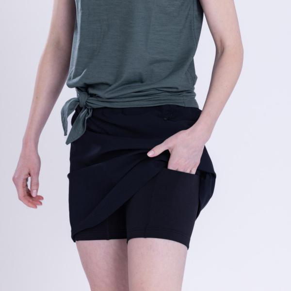 sCooltec Merino Skirt Diri w für Damen mit kurzer Leggings und Beintasche darunter.