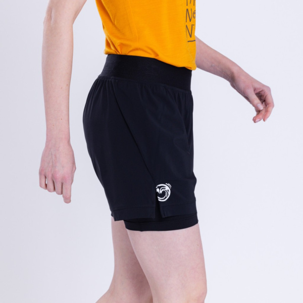 Seitenansicht der sCooltec Merino Trailshorts Eta w für Damen von SCROC.