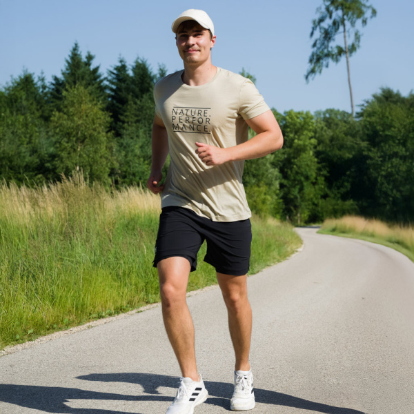 Unser Model trägt die sCooltec Merino Trailshorts Trovi m in der Größe L.