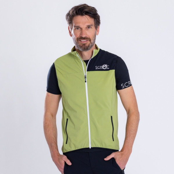 Unser Model trägt die sCooltec Merino Weste Bido pistazie in der Größe L.