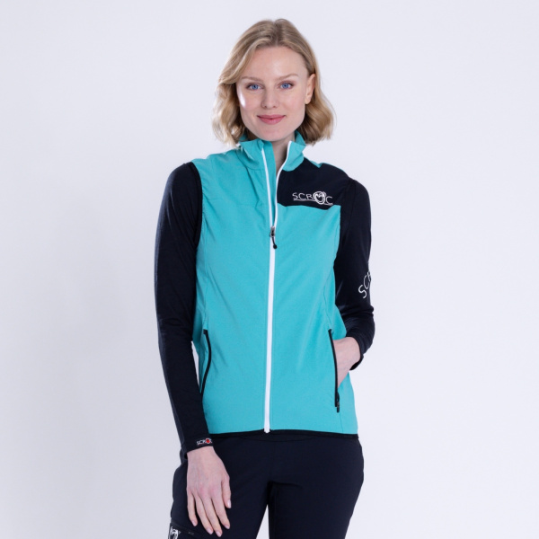 Unser Model trägt die sCooltec Merino Weste Bido türkis in der Größe S.
